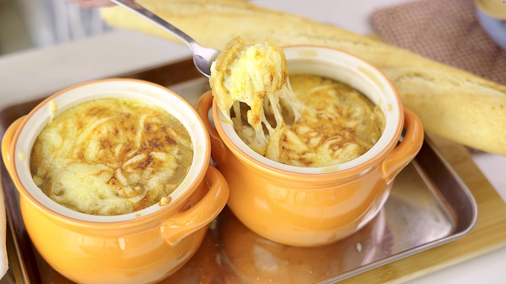 Famous French Onion Soup Recipe – Rich, Cheesy & Comforting